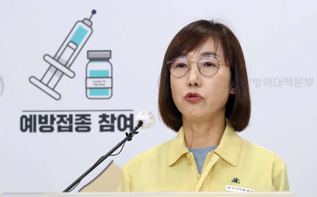 백경란 질병관리청장이 지난 13일 오전 충북 청주 질병관리청에서 코로나19 여름철 재유행 대비·대응 방안 등을 발표하고 있다.