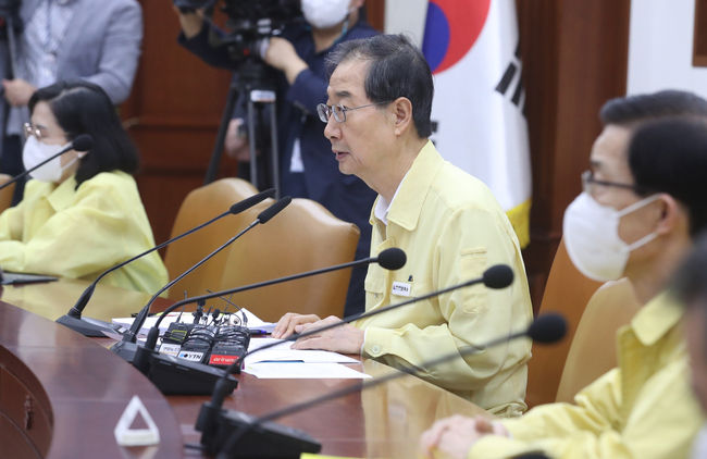 한덕수 국무총리가 지난 13일 오전 서울 종로구 정부서울청사에서 열린 코로나19 중앙재난안전대책본부(중대본) 회의에 참석해 발언하고 있다. 이날 한덕수 총리는 50대·18세 이상 기저질환자까지 4차접종 대상 확대를 밝혔다.