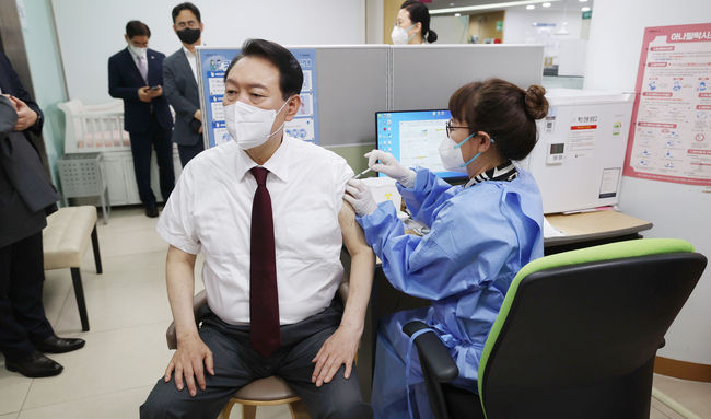 코로나19 백신 4차접종을 하는 윤석열 대통령