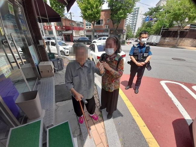 20년 동안 헤어졌던 모친을 눈물로상봉한 A씨 모녀 모습(사진=평택경찰서 평택지구대)