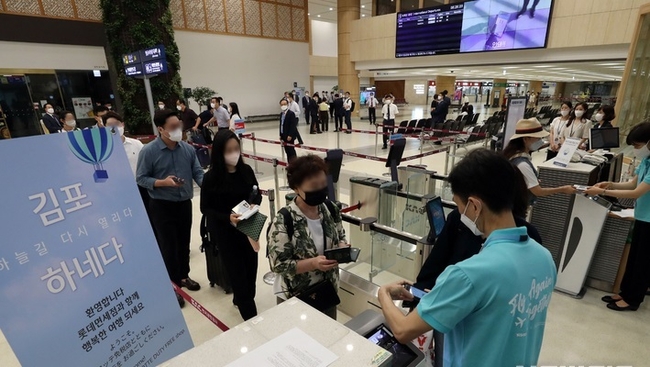 김포-하네다 항공 노선 운항이 재개된 지난 29일 오전 서울 강서구 김포국제공항 국제선 탑승장에서 승객들이 여객기에 탑승하고 있다(사진=뉴시스 제공)