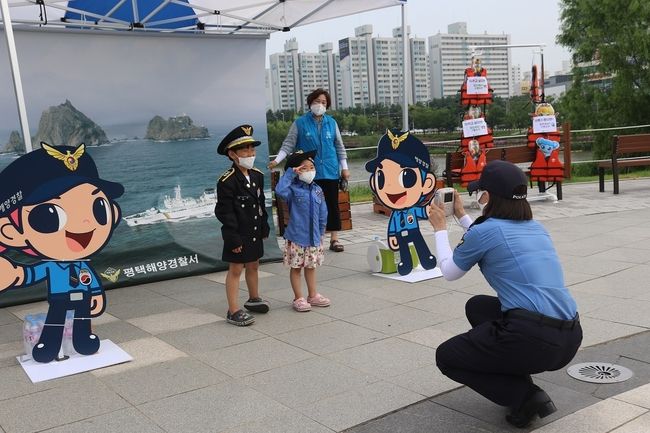 평택해양경찰서에서 연안안전의 날을 맞아 제복입기 체험을 진행하고 있다
