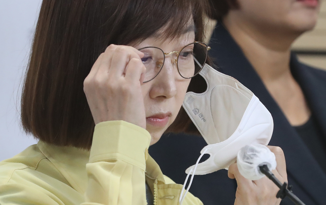 백경란 질병관리청장이 19일 충북 청주 질병관리청에서 코로나19 예방접종 피해보상 발표에 앞서 마스크를 벗고 있다.(사진=뉴시스 제공)