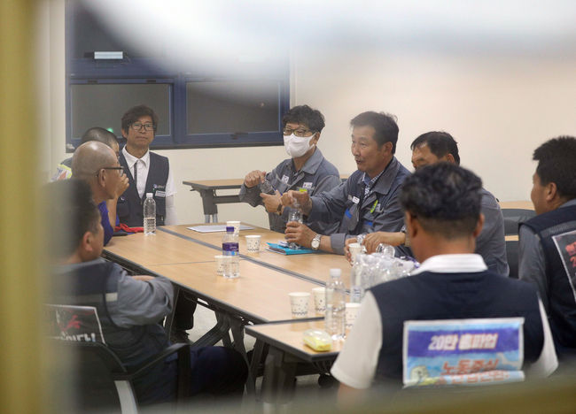 20일 경남 거제시 대우조선해양에서 협력업체와 하청 노조지회가 비공개 협상을 하고 있다.(사진=뉴시스 제공)