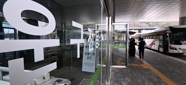 지난 3월17일 오후 경기도 화성시 함백산 추모공원 화장장앞에 시신운구차량이 대기하고 있다.(사진=뉴시스 제공)
