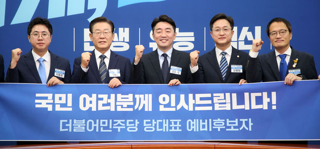 19일 여의도 국회에서 열린 더불어민주당 당대표 예비후보자 포토섹션 행사 모습. 왼쪽부터 이동학, 이재명, 강훈식, 강병원, 박주민 예비후보자. 박용진, 김민석, 설훈 예비후보자는 행사에 불참했다.(사진=뉴시스 제공)