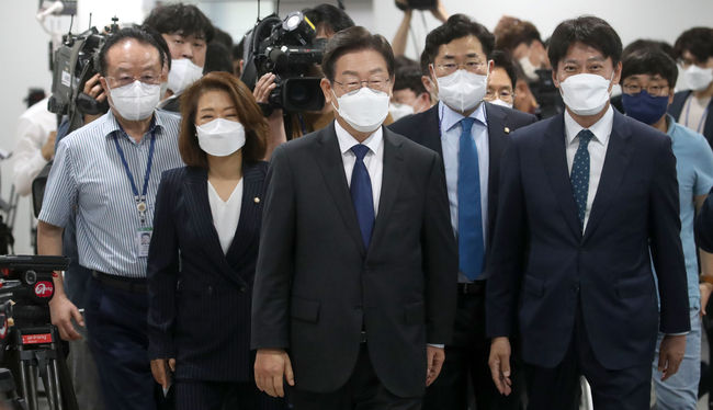 지난 17일 이재명 의원이 국회 소통관에서 8.28 전당대회 당대표 출마를 선언하기 위해 기자회견장으로 이동하고 있다.(사진=뉴시스 제공)