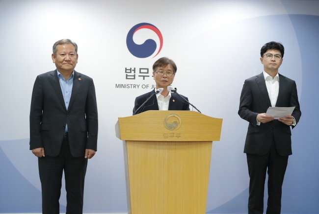 이정식 고용노동부 장관이 22일 오후 경기 과천시 정부과천청사 법무부 브리핑실에서 대우조선해양 협상 타결 관련 합동 브리핑을 하고 있다. 왼쪽부터 이상민 행정안전부 장관, 이 장관, 한동훈 법무부 장관. (사진=법무부 제공)