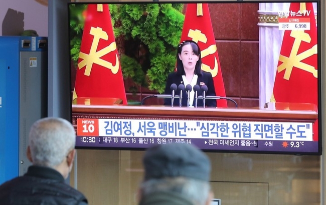  3일 오전 서울 중구 서울역 대합실에서 시민들이 북한 관련 뉴스를 시청하고 있다. 2022.04.03. 