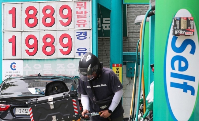 러시아의 우크라이나 침공 사태 등 여파로 천정부지로 치솟던 전국 평균 휘발유 가격이 약 두 달 만에 다시 L(리터)당 2천원선 아래로 내려왔다. 한국석유공사 유가 정보서비스 오피넷에 따르면 이날 오전 8시 기준 전국 평균 휘발유 가격은 전날보다 6.65원 내린 L당 1983.28원을 나타냈다. (사진=뉴시스)