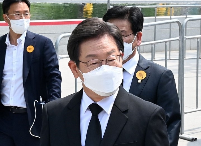 이재명 인천계양을 국회의원 보궐선거 후보가 23일 오후 경남 김해시 진영읍 봉하마을 생태문화공원에서 열린 故 노무현 전 대통령 서거 13주기 공식 추도식에 참석하고 있다. (공동취재사진)