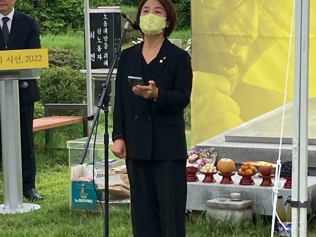  23일 경기 남양주시 마석 모란공원에서 열린 노회찬 전 대표 서거 4주기 추모제에서 추모사를 읽는 이은주 정의당 비상대책위원장. 
