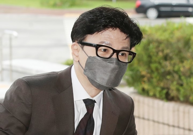 한동훈 법무부 장관이 지난 21일 오후 정부과천청사 법무부로 들어서고 있다.