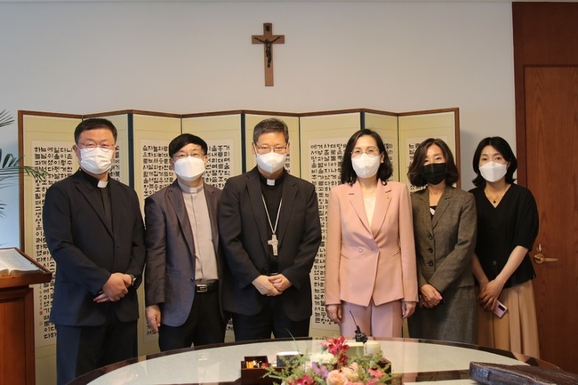 천주교 서울대교구장 정순택 대주교(왼쪽에서 두번째)가 22일 김현숙 여성가족부 장관을 만나 기념촬영을 하고있다. (사진=천주교 서울대교구 제공)