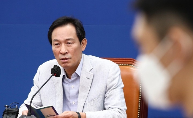 우상호 더불어민주당 비상대책위원장이 24일 서울 여의도 국회 당대표실에서 열린 기자간담회에서 발언하고 있다. (공동취재사진)