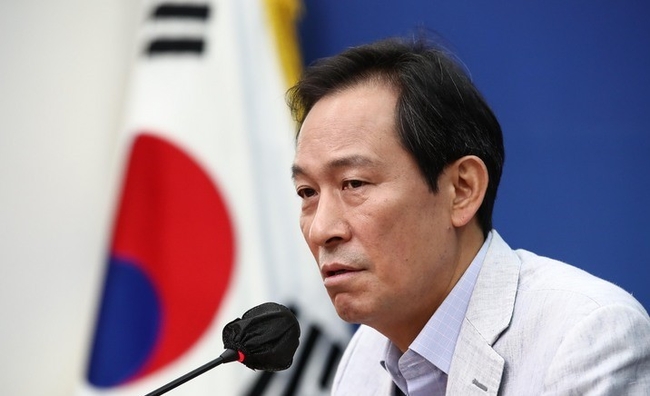 우상호 더불어민주당 비상대책위원장이 24일 서울 여의도 국회 당대표실에서 열린 기자간담회에서 발언하고 있다. (공동취재사진)