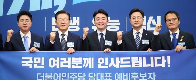 19일 서울 여의도 국회에서 열린 더불어민주당 당대표 예비후보자 포토섹션 행사에서 참석자들이 선전을 다짐하고 있다. 왼쪽부터 우상호 비상대책위원장, 기호 3번 이동학 전 최고위원, 기호 4번 이재명 의원, 기호 5번 강훈식 의원, 기호 6번 강병원 의원, 기호 7번 박주민 의원, 도종환 선거관리위원장. 박용진, 김민석, 설훈 예비후보자는 행사에 불참했다.