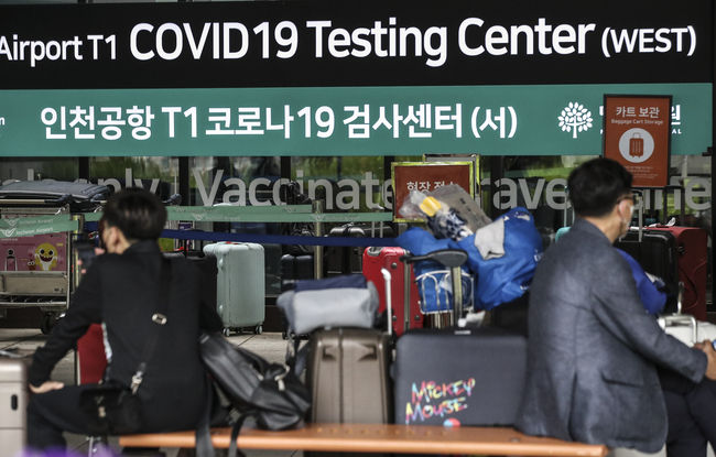 인천공항 제1여객터미널 코로나19검사센터에서 입국자들이 검사를 받기 위해 대기하고 있다.(사진=뉴시스 제공)