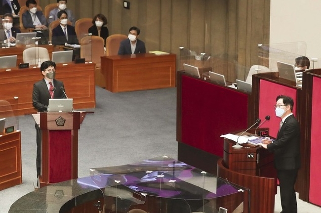  한동훈 법무부 장관이 25일 오후 서울 여의도 국회 본회의장에서 열린 제398회 국회(임시회) 제5차 본회의 정치·외교·통일·안보 분야 대정부질문에서 더불어민주당 박범계 의원의 질문에 답변하고 있다.(사진=뉴시스 제공)