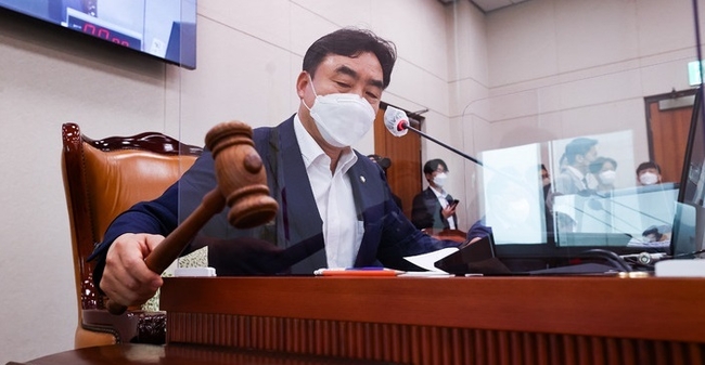 26일 서울 여의도 국회에서 열린 산업통상자원중소벤처기업위원회 전체회의에서 윤관석 위원장이 간사 선임의 건을 상정하고 있다.(사진=뉴시스 제공)
