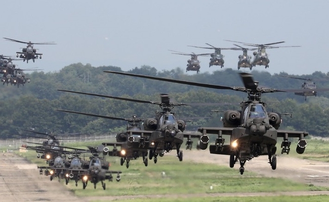 지난 25일 경기도 이천시 육군항공사령부에서 열린 육군 대규모 항공작전 훈련에서 AH-64E 아파치 가디언 공격헬기, UH-60P 블랙호크, CH-47D 시누크 헬기가 호버링을 하고 있다. (사진=뉴시스 제공)