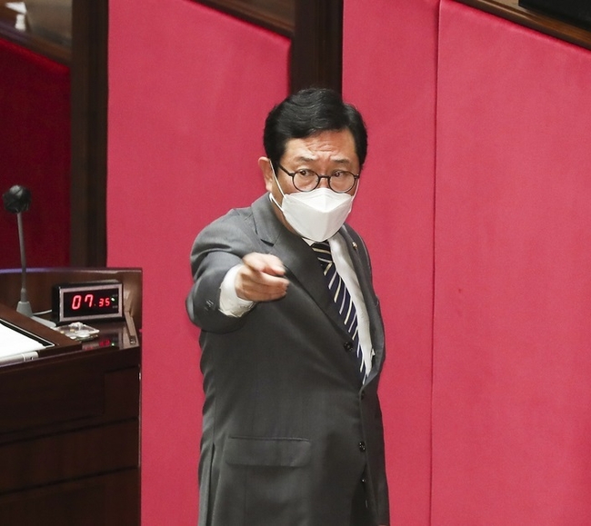 김한정 더불어민주당 의원이 26일 오후 서울 여의도 국회 본회의장에서 열린 제 398회 임시회 6차 본회의, 경제분야 대정부질문 중 국민의힘 의원들이 질문 내용을 문제 삼자 이에 항의하고 있다.(사진=뉴시스 제공)