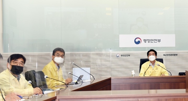 김성호 행정안전부 재난안전관리본부장이 지난 5월31일 오후 세종시 정부세종2청사 중앙재난안전상황실에서 밀양 산불대응 관계기관 상황판단 영상회의를 주재하고 있다. (사진= 뉴시스 제공)