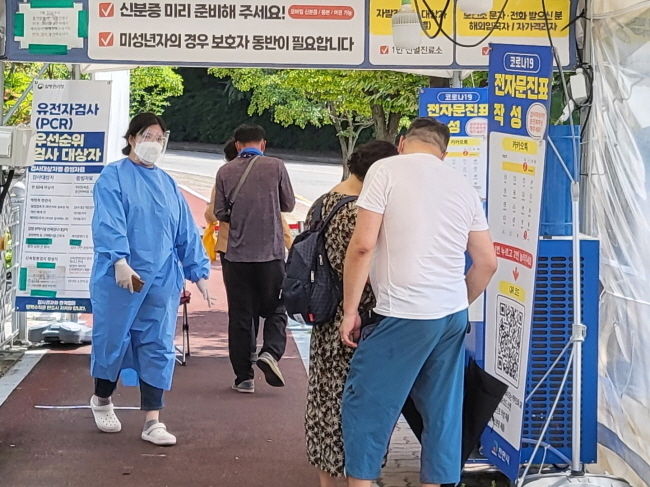 천안시 서북구 보건소 선별진료소에서 시민들이 코로나19 검사를 받기 위해 대기하고 있다.(사진=천안시 제공)