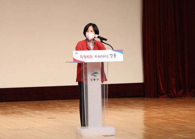 지난 7월 27, 강동구민회관 대강당에서 개최된 2022년 3분기 직원 정례회의 이수희 강동구청장. (사진=강동구청 제공)