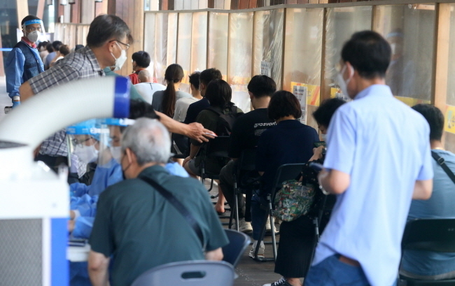 코로나19 신규 확진자가 연이어 8만명 대로 집계된 29일 오전 서울 송파구 보건소 코로나19 선별진료소에서 검사를 받으려는 시민들이 순서를 기다리고 있다