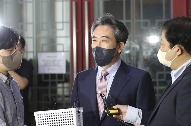 윤희근 경찰청장 후보자가 지난 25일 오후 서울 서대문구 미근동 경찰청을 나서며 기자들 질문에 답하고있다.