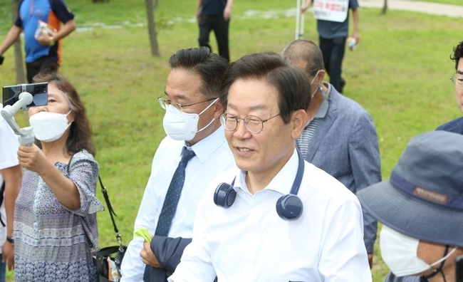  이재명 더불어민주당 의원이 30일 오전 강원 강릉시 초당동 허균·허난설헌 생가와 기념관을 둘러보고 강릉녹색도시체험센터 통합컨벤션동 1층 다목적홀에서 열릴 예정인 더불어민주당 강릉시지역위원회 초청 토크 콘서트에 참석하기 위해 발길을 옮기고 있다. (사진=뉴시스)