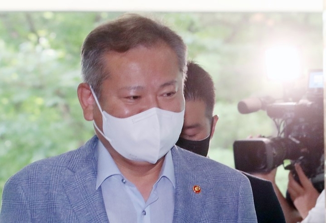 이상민 행정안전부 장관이 지난 29일 오전 서울 종로구 정부서울청사에 출근하고 있다. 행정안전부는 오는 2일 공식 출범하는 행안부 경찰국 초대 경찰국장을 이르면 오늘 발표할 것으로 알려지고 있다. (사진=뉴시스)