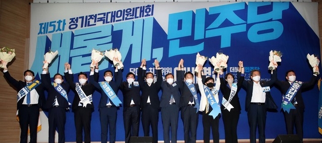 지난 28일 서울 여의도 국회의원회관에서 열린 더불어민주당 전당대회 예비경선대회에서 컷오프에 통과한 후보자들이 기념촬영을 하고 있다. (사진=뉴시스)