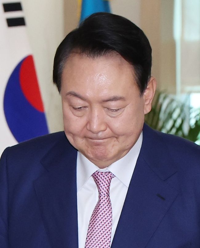  윤석열 대통령이 29일 서울 용산 대통령실 청사에서 열린 주한대사 신임장 제정식에 입장하고 있다. (대통령실통신사진기자단) 