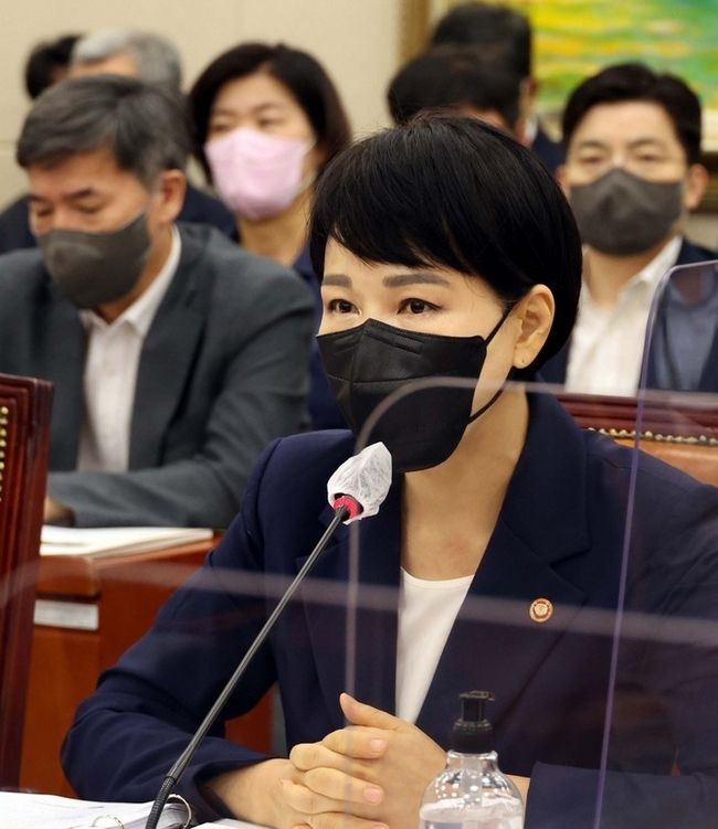전현희 국민권익위원장이 지난 27일 서울 여의도 국회에서 열린 정무위원회 전체회의에 출석해 의원 질의에 답변하고 있다. (공동취재사진)