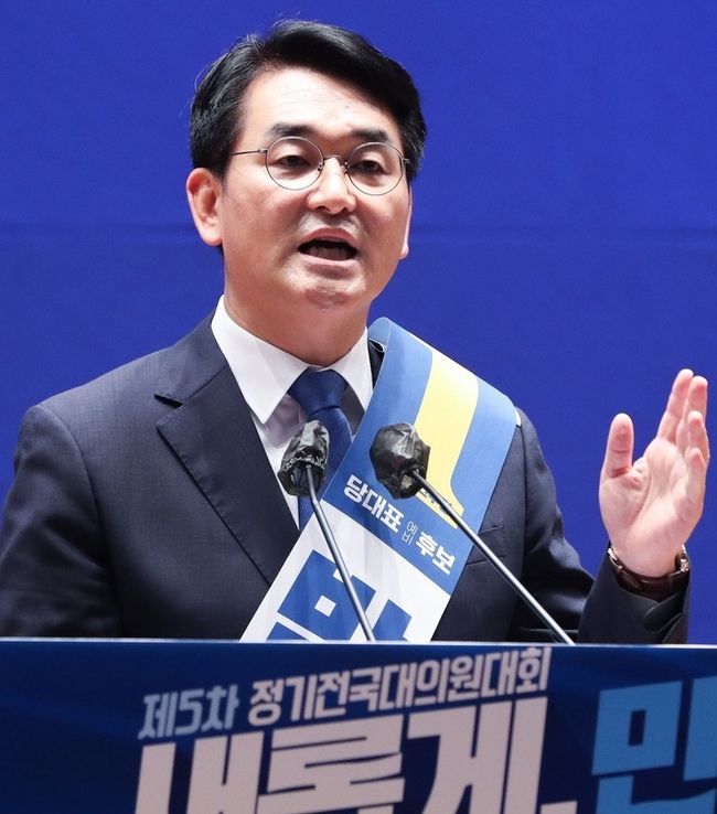 박용진 더불어민주당 당대표 예비후보가 28일 오후 서울 여의도 국회 의원회관에서 열린 더불어민주당 당대표 및 최고위원 선출을 위한 예비경선대회에서 정견 발표를 하고 있다. (공동취재사진)