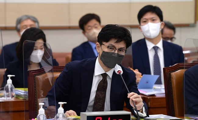 한동훈 법무부 장관이 지난 28일 오전 서울 여의도 국회에서 열린 법제사법위원회 전체회의에 출석해 의원 질의에 답변하고 있다. (공동취재사진)