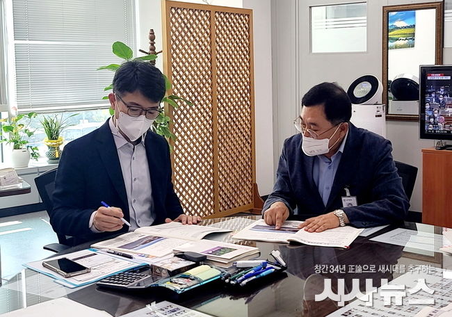 주낙영 경주시장이 지난달 20일 기획재정부 김완섭 예산실장을 만나 시가 추진 중인 현안 사업의 국비 반영을 적극 요청하고 있다. /사진=경주시