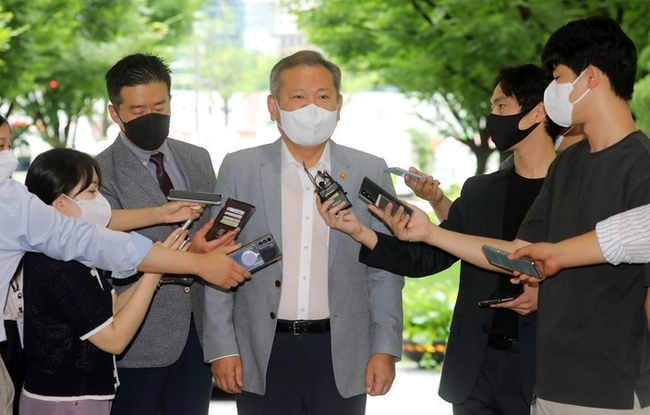 이상민 행정안전부 장관이 2일 오전 서울 종로구 정부서울청사로 출근하며 취재진의 질문에 답하고 있다. (사진=뉴시스 제공)