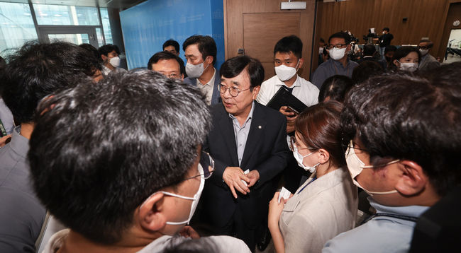 국민의힘 서병수 의원이 3일 국회에서 비상대책위원회 구성 등과 관련한 취재진의 질문에 답변하고 있다.(사진=뉴시스 제공) 