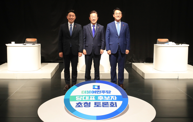더불어민주당 당대표 후보들이 제주 MBC에서 열린 지역순회 방송토론에 앞서 기념촬영하고 있다.(사진=뉴시스 제공)