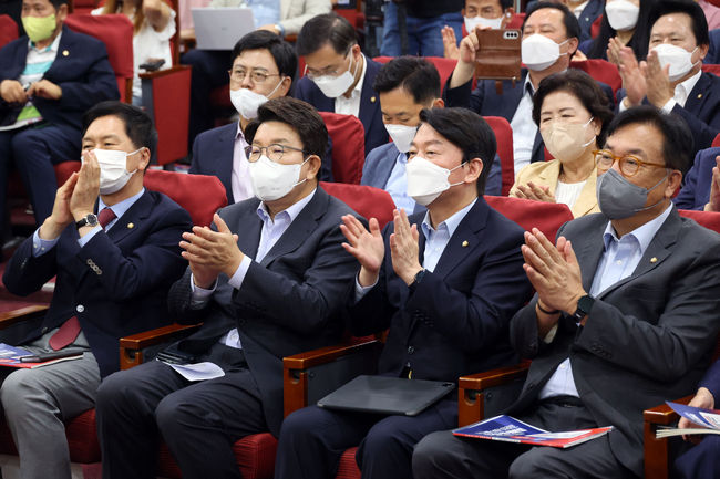 7월 12일 안철수 국민의힘 의원 주최 '위기를 넘어 미래로, 민·당·정 토론회'에 참석한 김기현(왼쪽부터) 의원, 권성동 당대표 직무대행겸 원내대표, 안철수 의원, 정진석 의원(사진=뉴시스 제공)