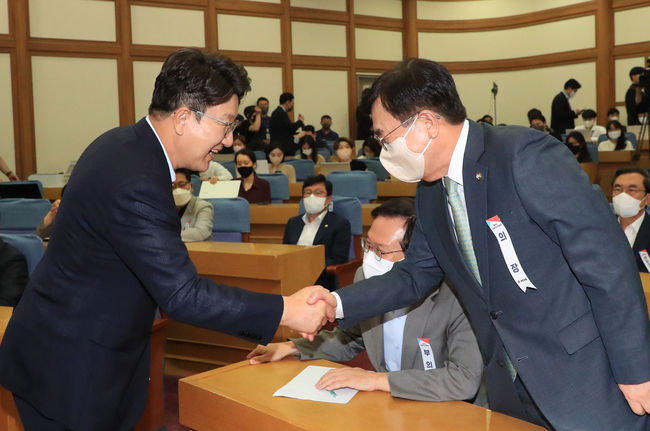 권선동 국민의힘 당대표 직무대행 겸 원내대표와 서병수 상임전국위원회 의장이 5일 국회에서 열린 제4차 상임전국위원회에서 인사를 나누고 있다.(사진=뉴시스 제공)