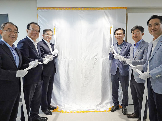 KTC 경기사업센터 개소식에서 제대식 KTC 원장(좌측에서 세 번째)과 여병량 성남산업단지관리공단 전무(우측에서 세 번째)가 현판 제막을 진행하는 모습. 2022.08.05. (사진=한국기계전기전자시험연구원 제공) 