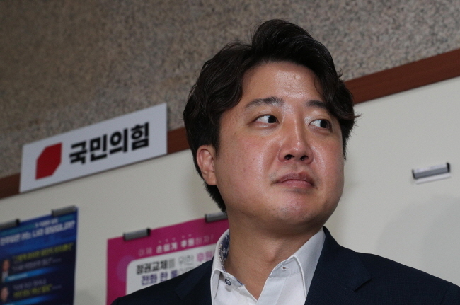 이준석 국민의힘 대표가 8일 오전 서울 여의도 국회 국민의힘 대회의실에서 열린 당 중앙윤리위원회에 출석해 소명을 마친 후 회의실을 나서며 입장을 밝히고 있다. (공동취재사진) 