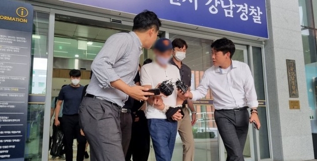 서울 강남구 한 유흥주점에서 술자리를 가진 뒤 남성 손님과 여성 종업원이 마약류 중독으로 잇따라 사망한 사건이 발생한 가운데 남성에게 마약을 공급한 혐의 등으로 구속된 마약 사범들이 5일 검찰에 넘겨졌다. (사진=뉴시스)
