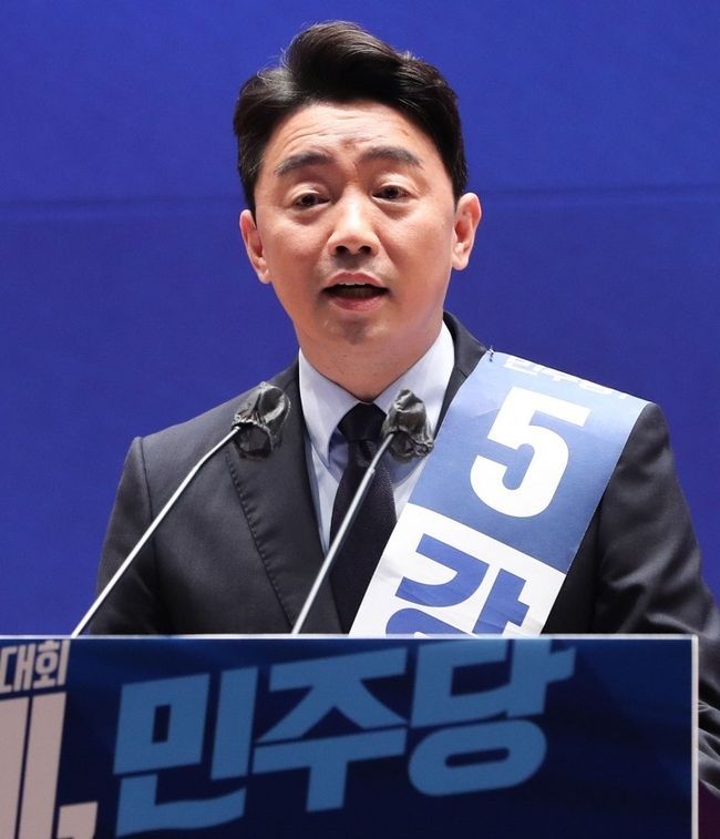 강훈식 더불어민주당 당대표 예비후보가 28일 오후 서울 여의도 국회 의원회관에서 열린 더불어민주당 당대표 및 최고위원 선출을 위한 예비경선대회에서 정견 발표를 하고 있다. (공동취재사진)
