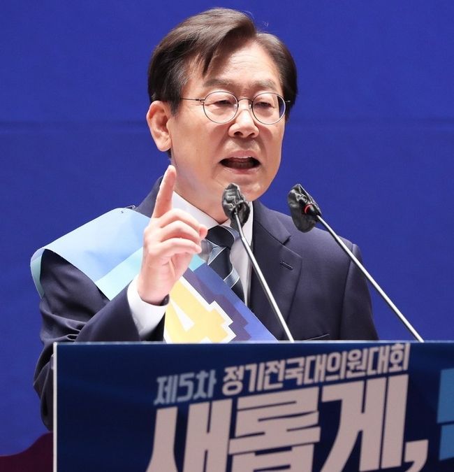  이재명 더불어민주당 당대표 예비후보가 28일 오후 서울 여의도 국회 의원회관에서 열린 더불어민주당 당대표 및 최고위원 선출을 위한 예비경선대회에서 정견 발표를 하고 있다. (공동취재사진)