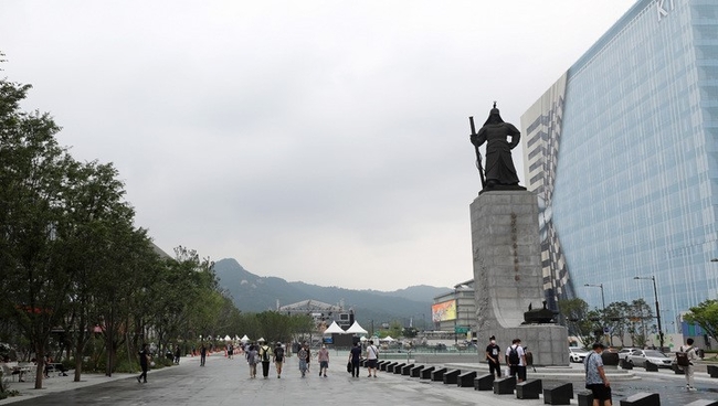  6일 오전 서울 종로구 광화문광장에서 시민들이 이동하고 있다. 광화문광장은 착공 1년9개월만에 공사를 마치고 이날 재개장했다..(사진=뉴시스)